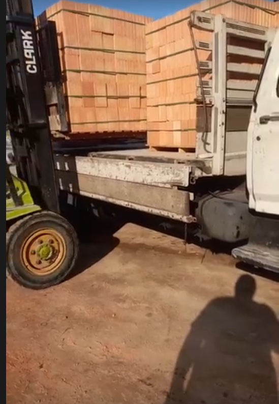 Carregamento de tijolo baianão